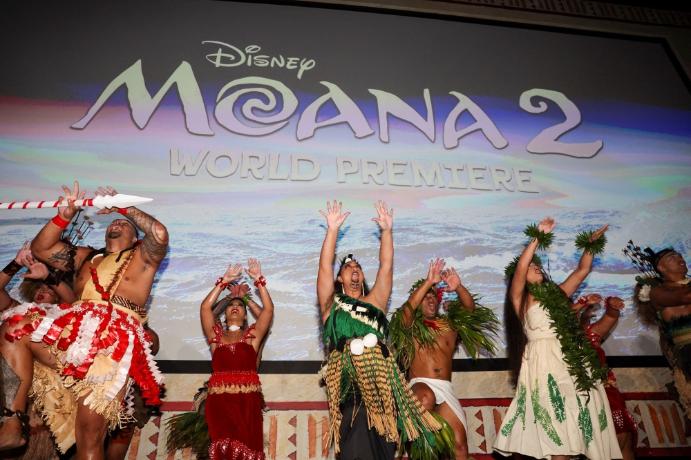 Полінезійські танцюристи виступають перед прем'єрою фільму Disney Animation 