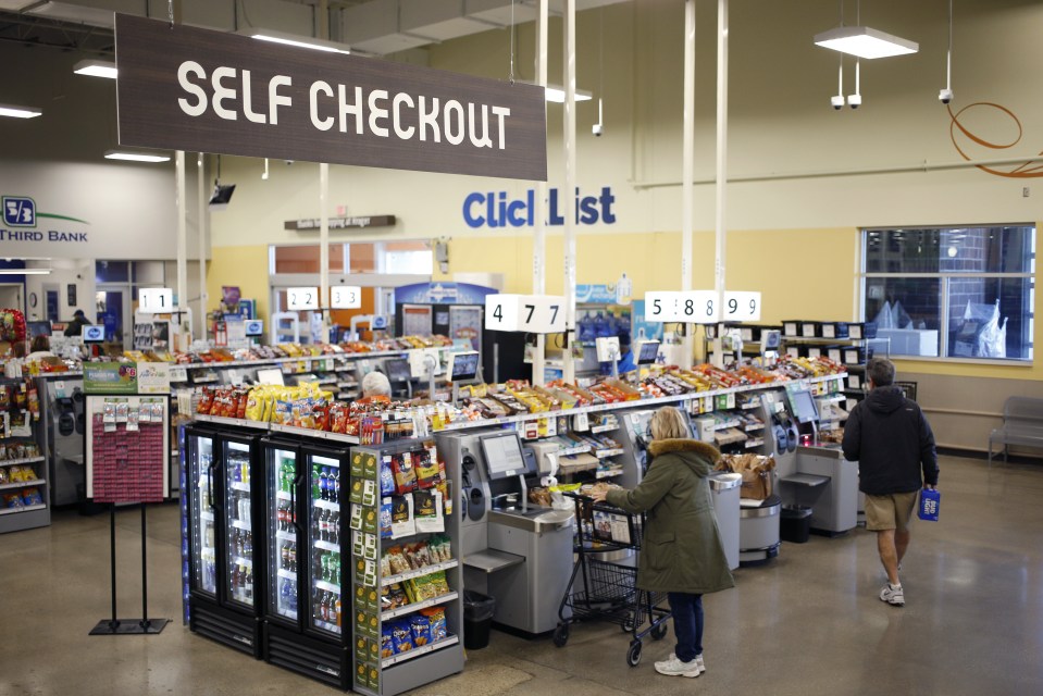 Розгніваний клієнт Kroger, якому довелося пакувати сотні доларів із покупок на касі через брак персоналу