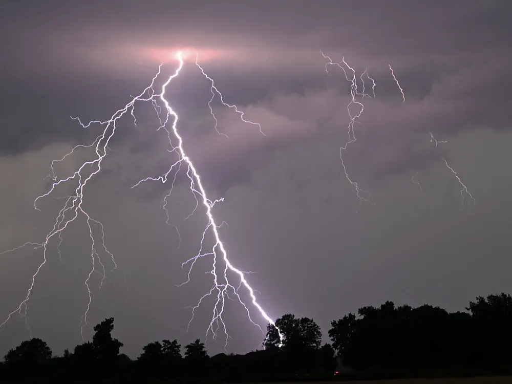 велика і яскрава блискавка