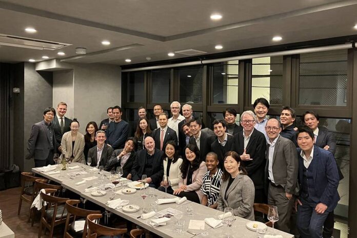 JICN-зміцнює-зв'язки-на-обіді в кінці року Вечеря наприкінці року JICN