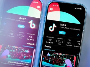 TikTok у магазині Apple на екрані телефону