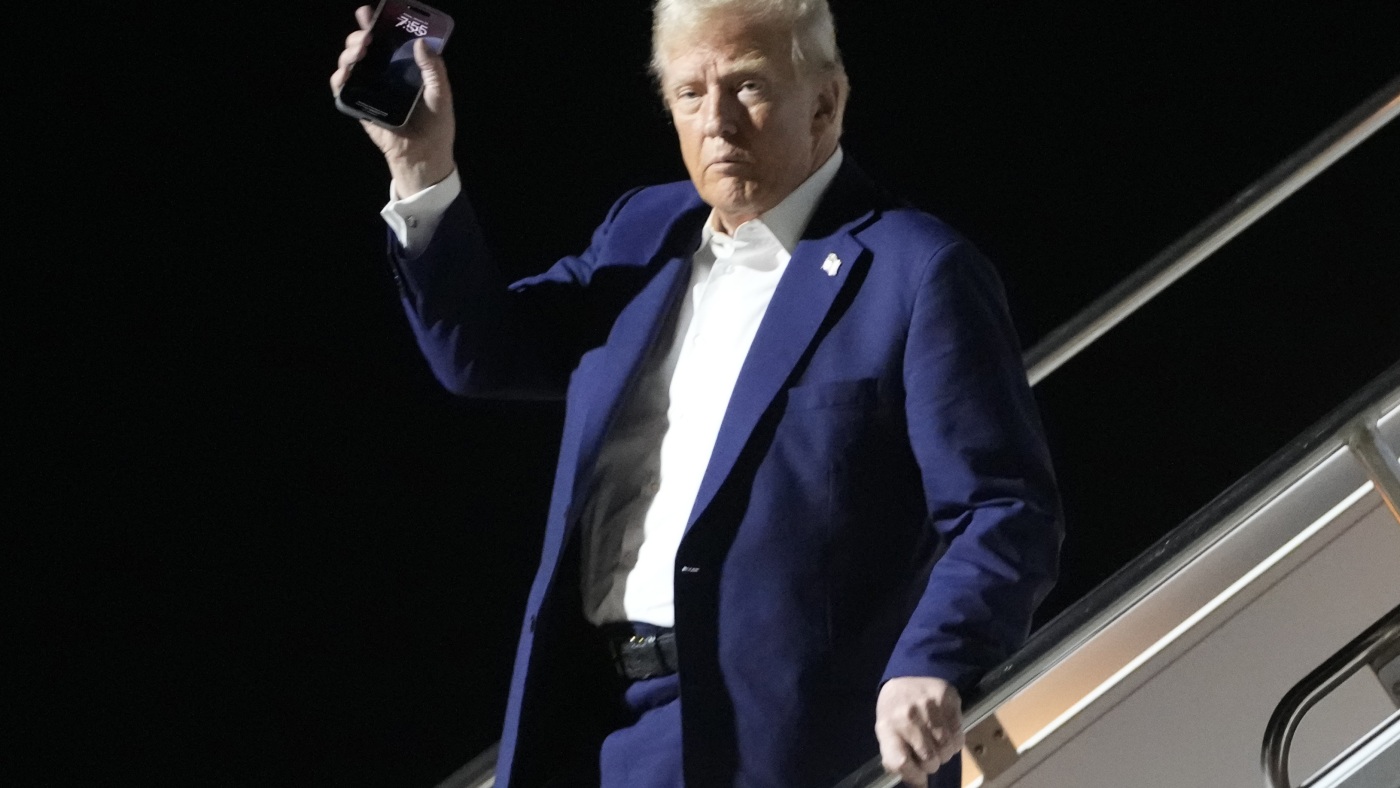 Трамп звільняє незалежних інспекторів у кількох агентствах: NPR