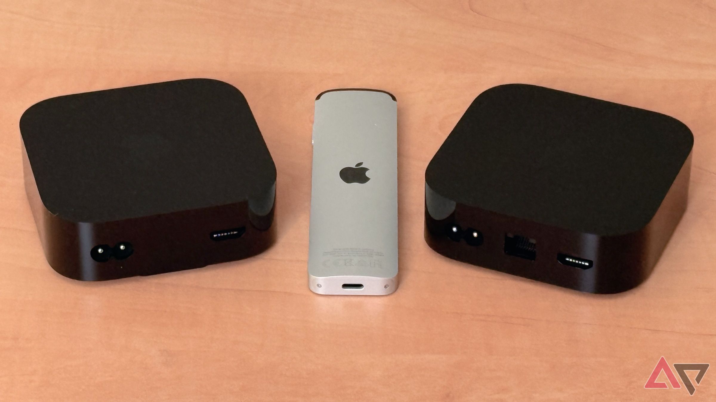 Сірі віддалений лежаче обличчя вниз між Apple TV 4K 64 ГБ та 128 ГБ моделей, що показують задні порти