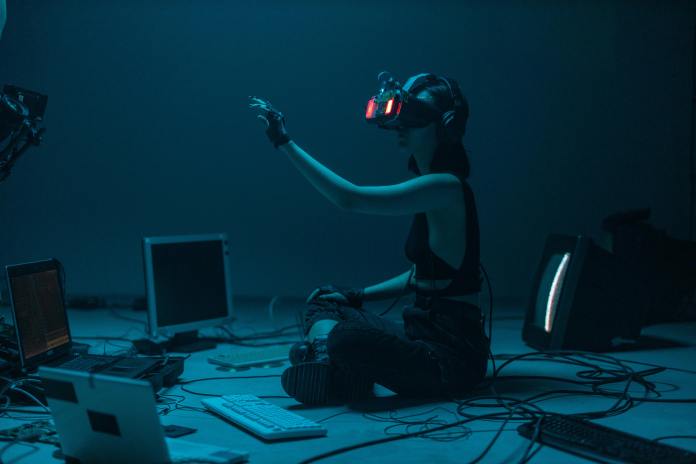 Жінка, що носить гарнітуру VR
