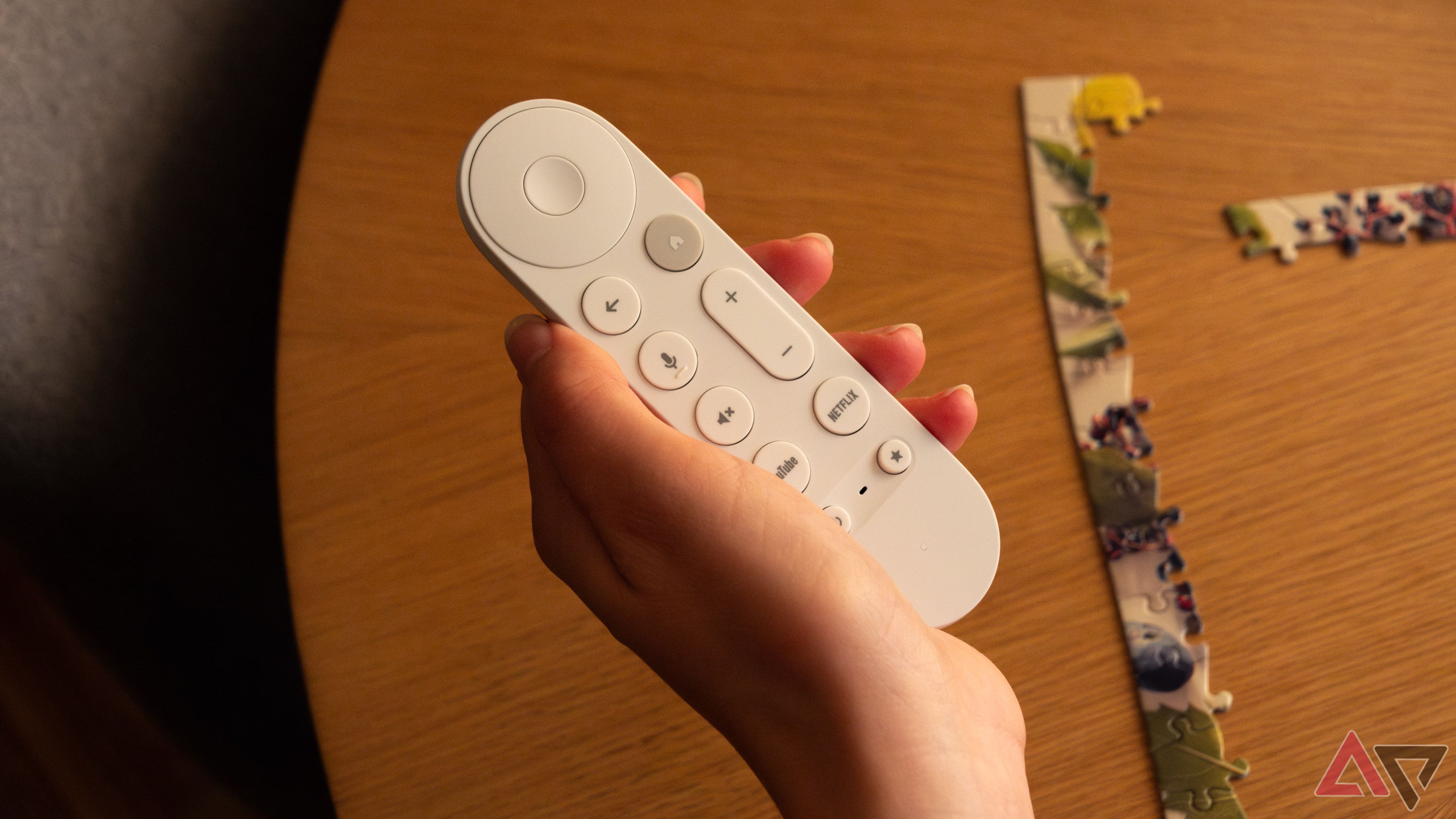 Google TV Streamer віддалений у жіночій руці.