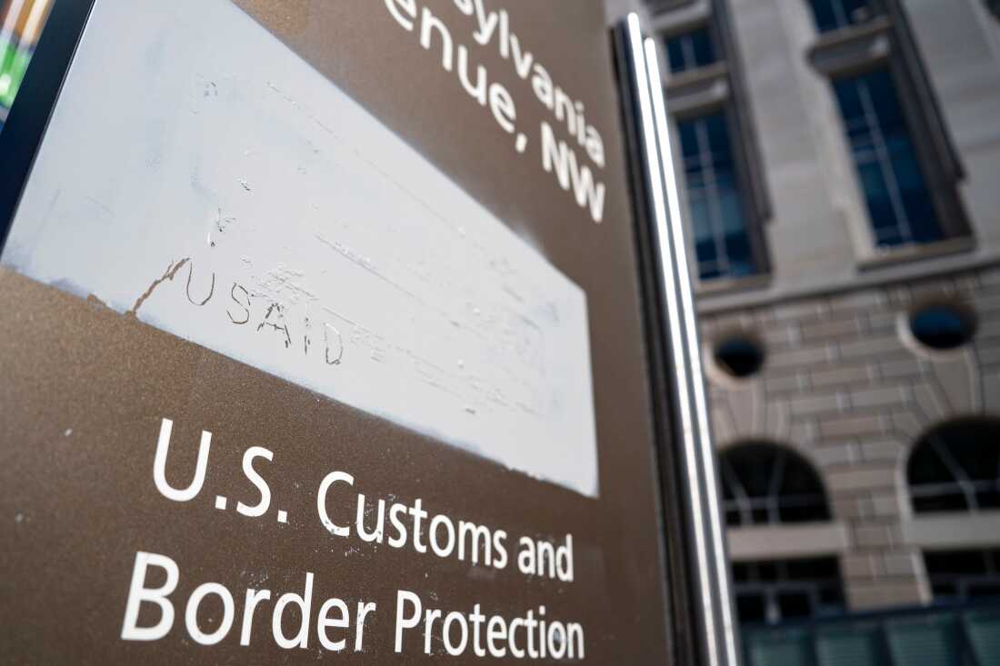   На цій фотографії листи "USAID" проводяться на біле покриття, яке маскує, де назва американського агентства з міжнародного розвитку раніше була на знаку поза будівлею штаб -квартири агентства.