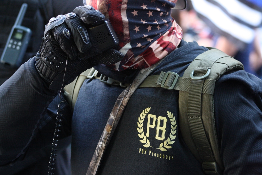 Член радикального руху, "Горді хлопці" протягом 2020 року "Назад синій" змагатися