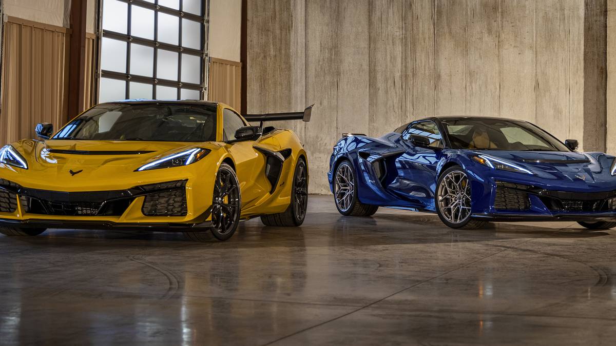 Вражаючий жовтий і синій Chevrolet Corvette Z06 Coupe та кабріолет сидять поруч у сучасному гаражі.