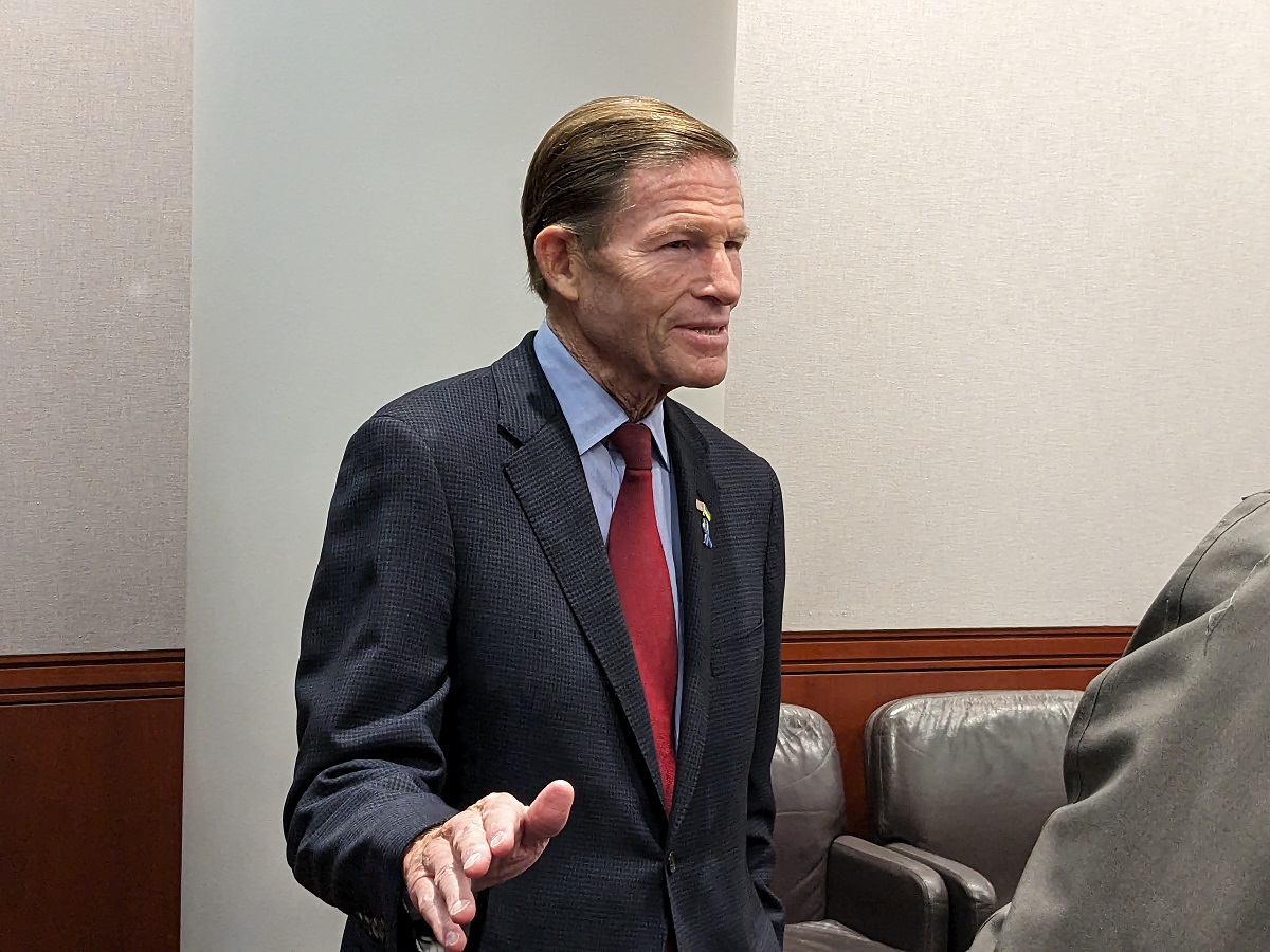 Blumenthal to Glial Sishing із зображенням Facebook Wistleblower