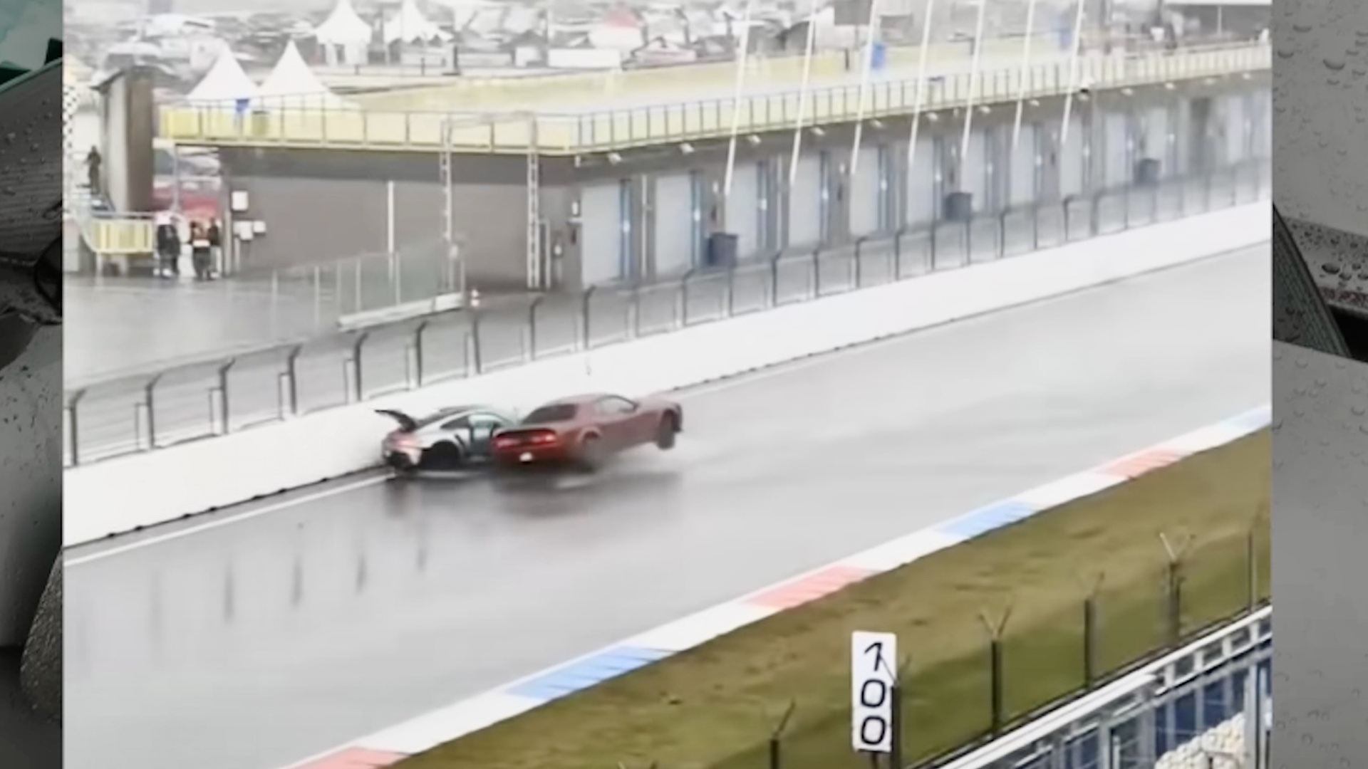 Dodge Challenger Pummels Porsche 911 GT3 Rs у краху мокрого треку мокрого треку