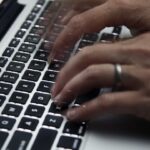Власники магазинів чекають клієнтів, де магазини в найбільшому торговому центрі Південно -Східної Азії були змушені закрити, а деякі навіть були в оренду та перепродані на ринку Танах Абанг у Джакарті в середу. Президент Індонезії Джоко Відодо заявив, що незабаром може бути прийнято нове регулювання торгівлі в соціальних мережах, оскільки Джакарта має на меті переодягатися на продаж на технологічних платформах, за якими він говорить, що завдає шкоди місцевому бізнесу. Закони в архіпелагу нації не охоплюють продажі через платформи соціальних медіа, такі як Tiktok, Facebook або Instagram, але чиновники протягом останніх тижнів закликали до роз'єднання соціальних медіа та електронної комерції, прицілюючись на платформи, які, як кажуть, займаються монополістичними практиками. – Фото AFP