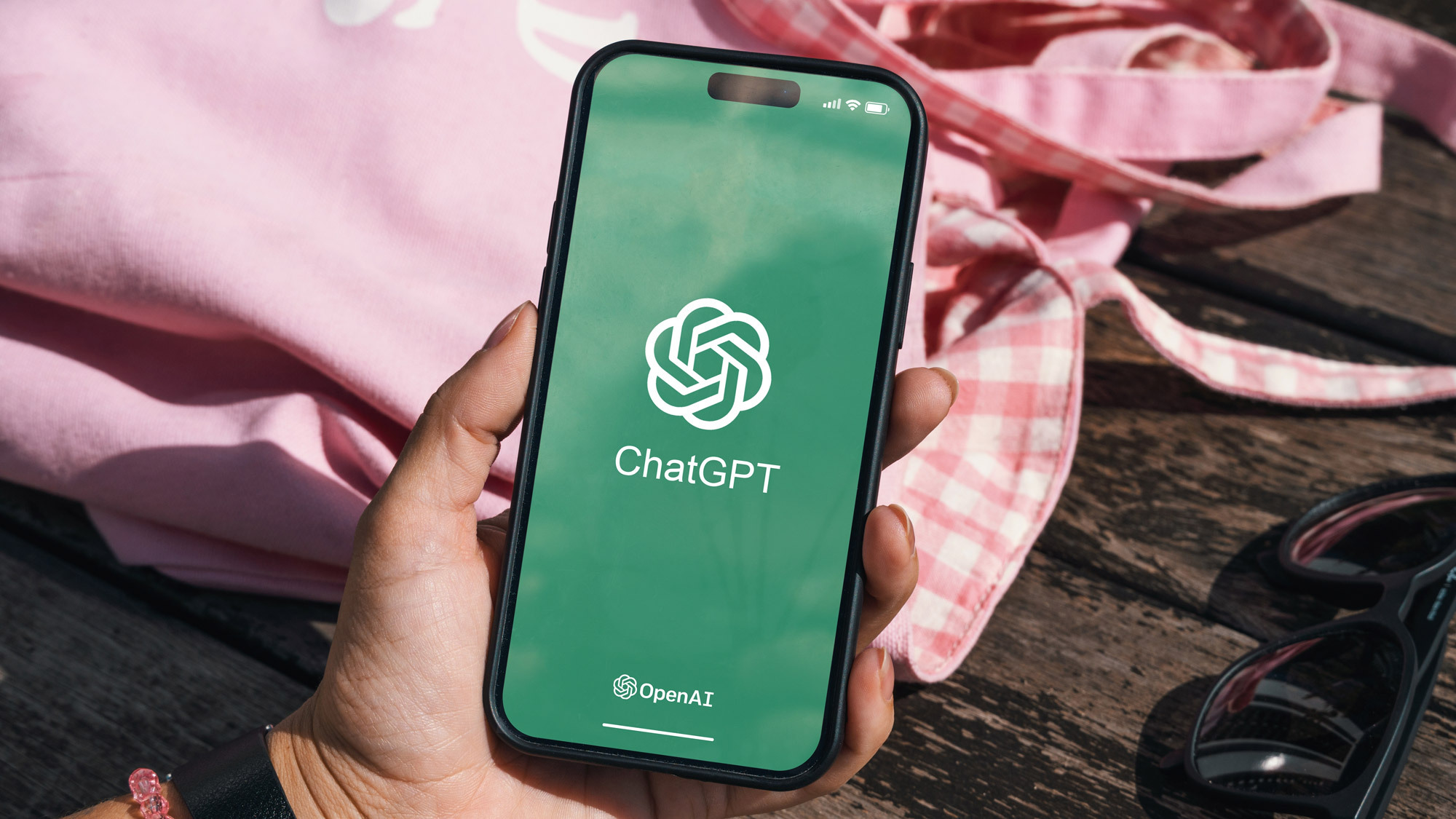 Проведення телефону з логотипом Chatgpt