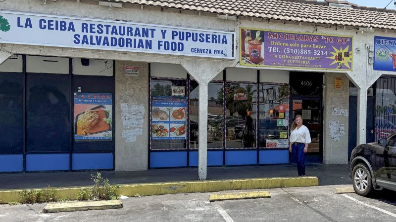 Протест про імміграцію спалахнув поруч із рестораном Compton. Власник, іммігрант, запропонував допомогти як протестуючим, так і поліцейським