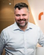 Еспен Крістенсен, керуючий директор Азіатсько -Тихоокеанського регіону, при переказі грошових коштів RIA