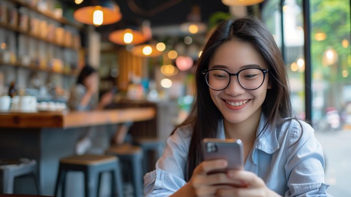 Adobestock_woman-using-smartphone-in-cafe