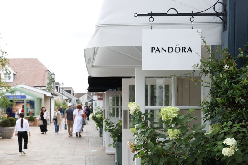 Pandora розглядає ліцензійні активи в Китаї на тлі падіння ринку.
