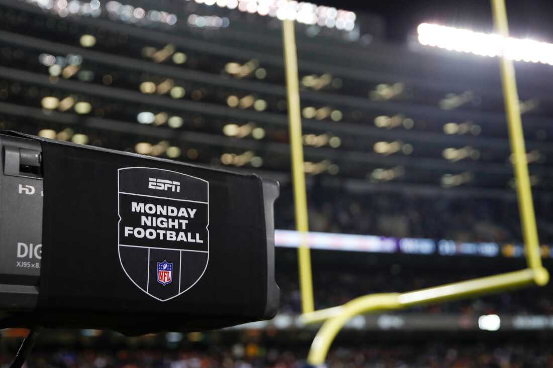 Футбольна камера ESPN в понеділок уночі бачиться під час другої половини футбольної гри NFL між Чиказькими ведмедями та Міннесотою Вікінгів 20 грудня 2021 року в Чикаго.