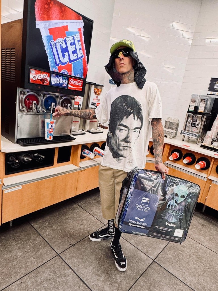 Тревіс Баркер Blink-182 заряджається з Slushee та новим бланком, після шоу в Центрі мистецтв Бетел-Вудс у штаті Упшет.