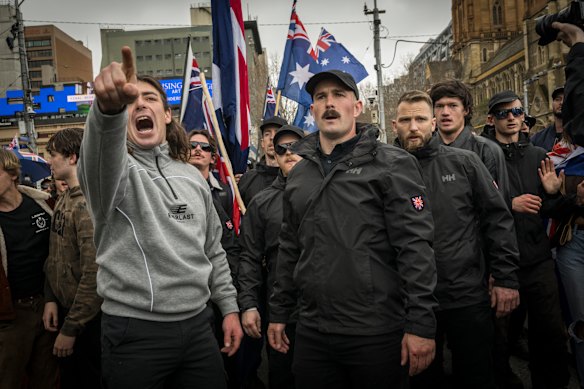 Неонацистський лідер Томас Сьюелл на мітингу в Австралії.