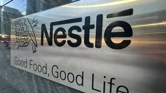 Підпис Nestlé на вході до штаб -квартири Північної Америки Nestlé USA, Inc. Nestlé - багатонаціональна компанія з їжі та напоїв.