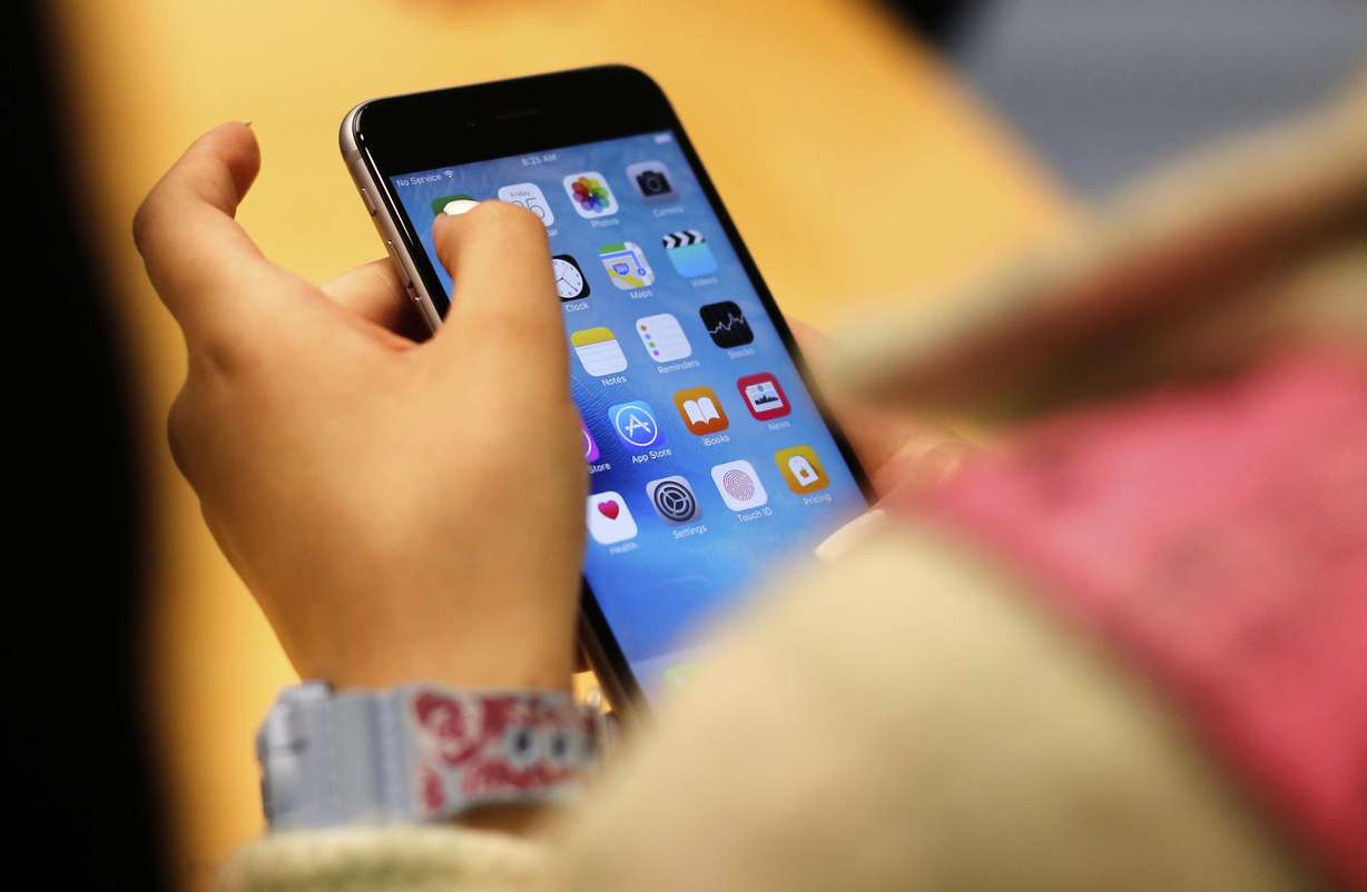 Дитина проводить iPhone в магазині Apple 25 вересня 2015 року в Чикаго. У цифровому першому світі інформацію можна знайти скрізь.