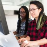 Що таке мобільний CRM? 8 найкращих мобільних CRM у 2025 році