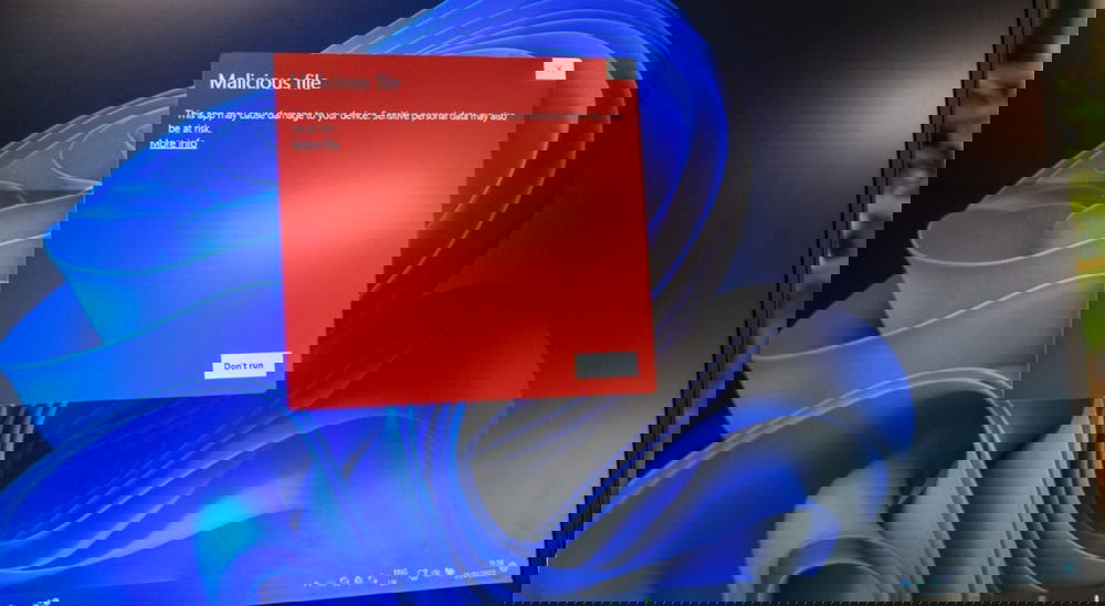 Вікно попередження про шкідливий файл на ноутбуці Windows.