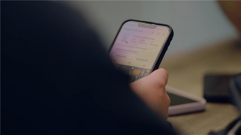 За даними CBS News, сотні акаунтів в Instagram демонструють графічні зображення насильства в реальному житті мільйонам людей