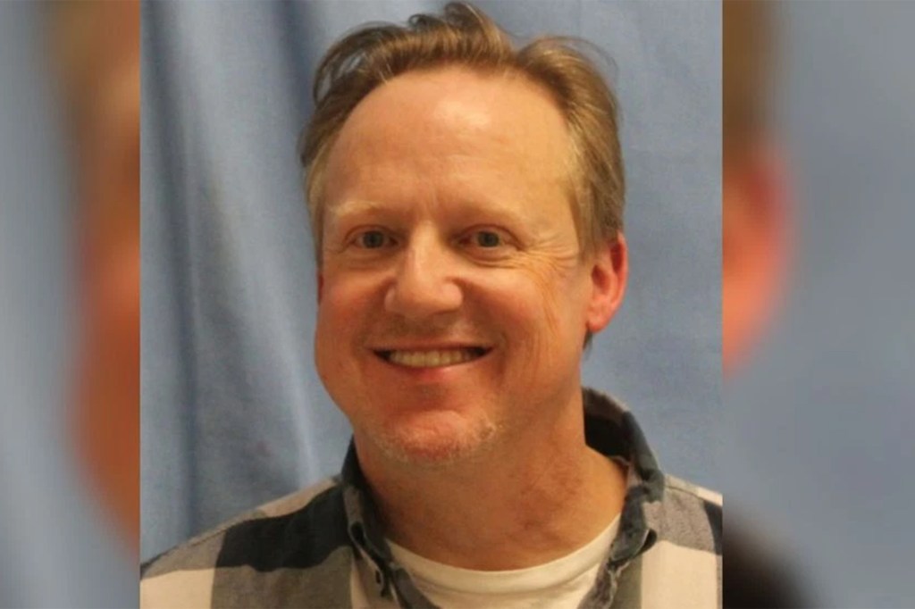 Депутати зупинили Гібблена близько 21:00 у понеділок на міжштатній автомагістралі 40 в Арканзасі.