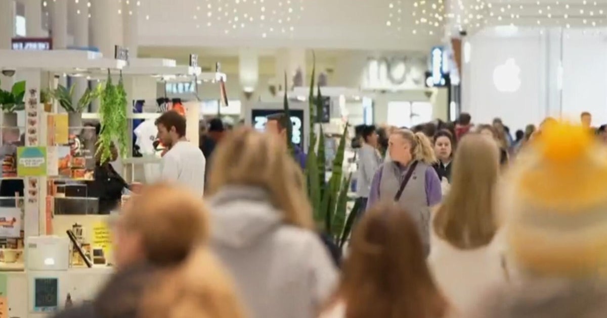 Американці вперше цього святкового сезону очікують витратити понад трильйон доларів