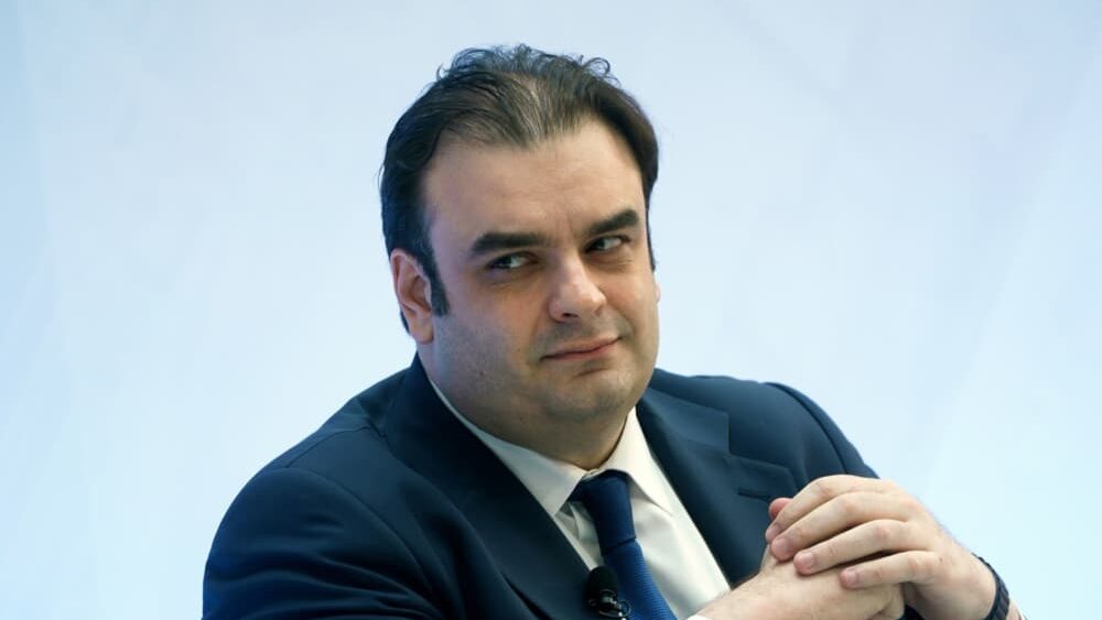 Міністр фінансів Греції подав до суду на сторінку Facebook через підроблену рекламу