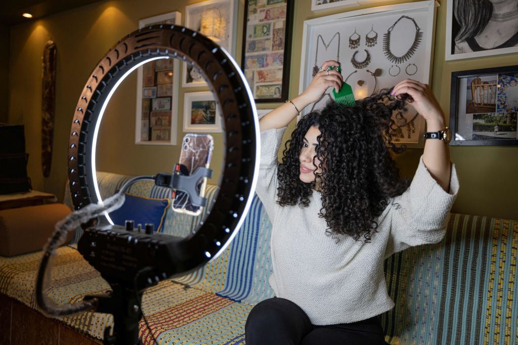 Творці та бренди змагаються, щоб визначити роль ШІ, зберігаючи довіру