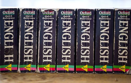 Жінка по телефону в шоці